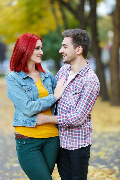 Milující pár v parku — Stock fotografie