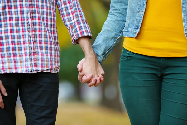 Kochająca para trzymająca się za ręce — Zdjęcie stockowe