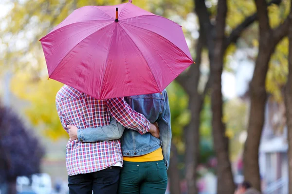 Milující pár pod deštník — Stock fotografie
