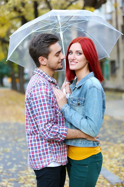 Casal amoroso sob um guarda-chuva — Fotografia de Stock