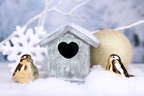 Weihnachtskomposition mit Vogelhaus — Stockfoto