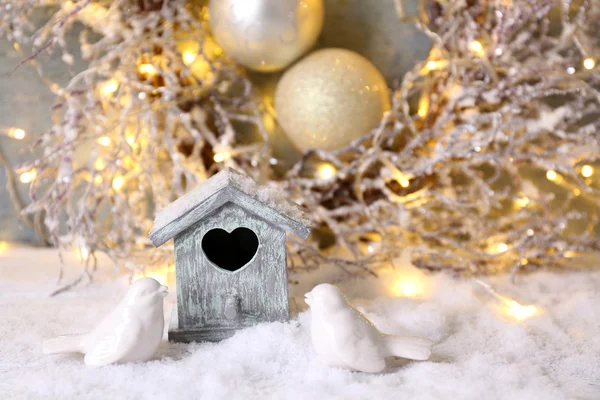 Kerstmis samenstelling met vogelhuisje — Stockfoto