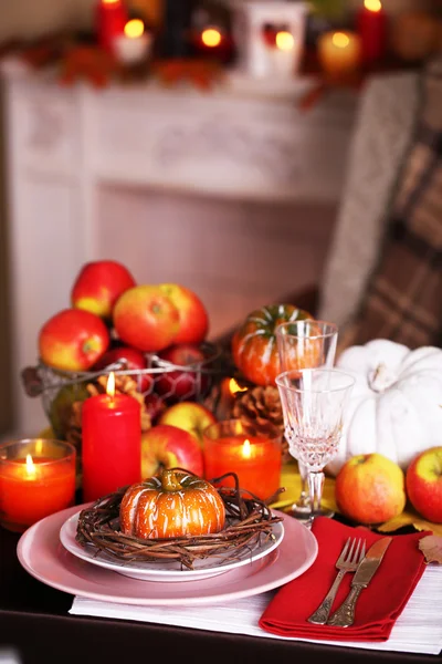 Świąteczny stół służący jesień — Zdjęcie stockowe