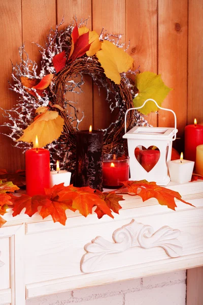 Podzimní výzdoba na krb — Stock fotografie