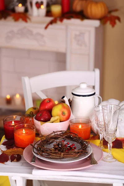 โต๊ะเสิร์ฟอาหารฤดูใบไม้ร่วง — ภาพถ่ายสต็อก