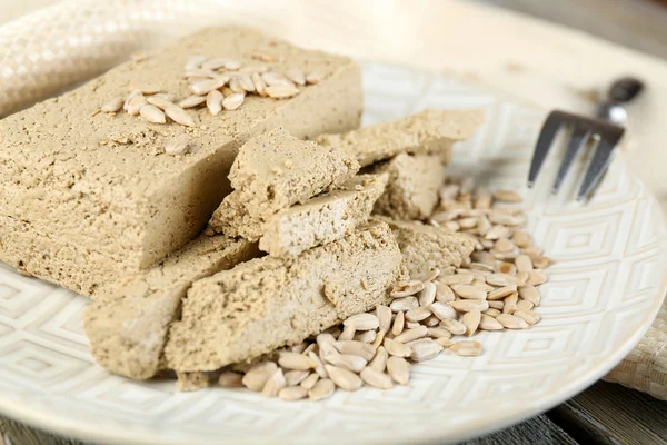 Zonnebloem halva op plaat — Stockfoto