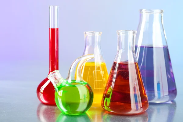 Vetreria da laboratorio con liquido colorato — Foto Stock