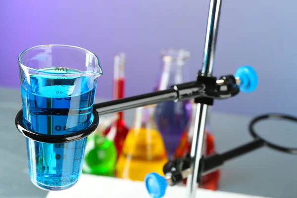 Artículos de vidrio de laboratorio con líquido colorido — Foto de Stock