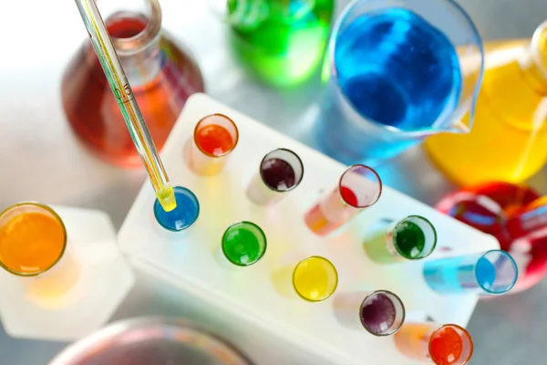 Artículos de vidrio de laboratorio con líquido colorido — Foto de Stock