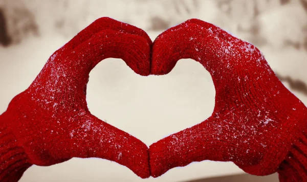 Las manos de la mujer en guantes rojos — Foto de Stock