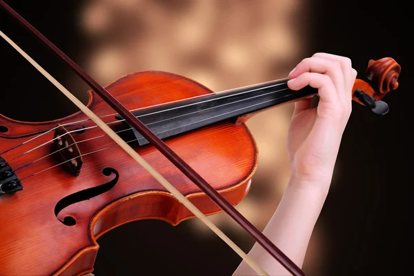 Hermosa joven con violín clásico sobre fondo brillante —  Fotos de Stock