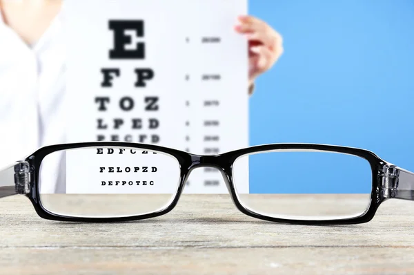 Lunettes de vue sur table en bois — Photo