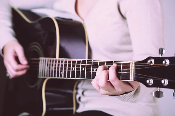 Acoustic guitar in female hands — Stock Photo, Image