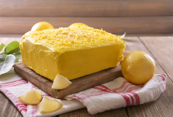 Bolo de limão saboroso na mesa de madeira — Fotografia de Stock