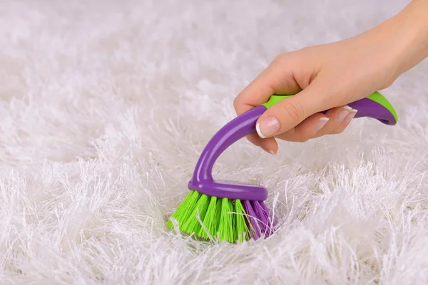 Nettoyage tapis avec brosse — Photo