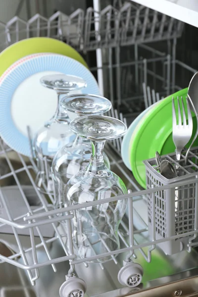 Посудомоечная машина с чистой посудой — стоковое фото