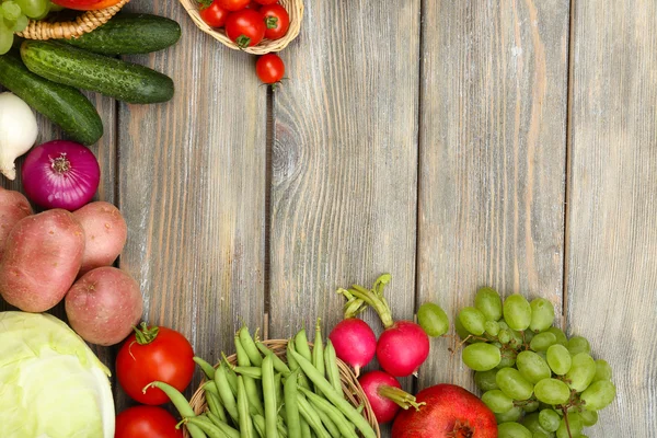 Літня рамка зі свіжими органічними овочами — стокове фото
