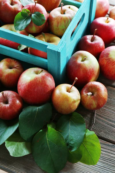 Juicy apples in box — Stock Photo, Image