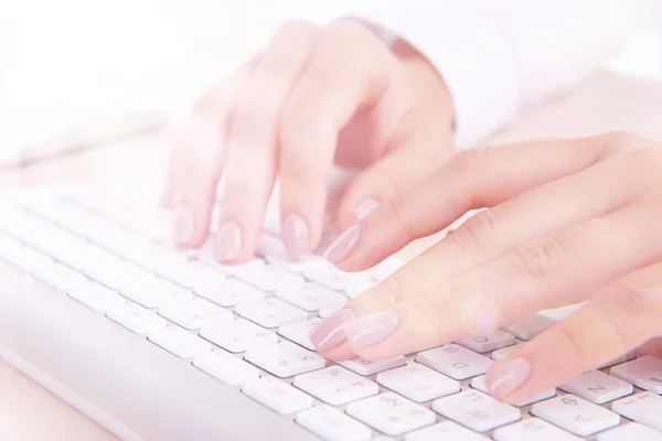Manos femeninas escribiendo en el teclado — Foto de Stock