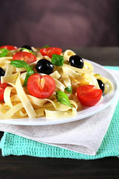 Espaguete com tomate, azeitonas e folhas de manjericão — Fotografia de Stock