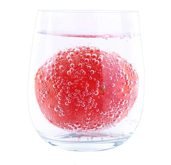 Tomate im Glas Wasser — Stockfoto