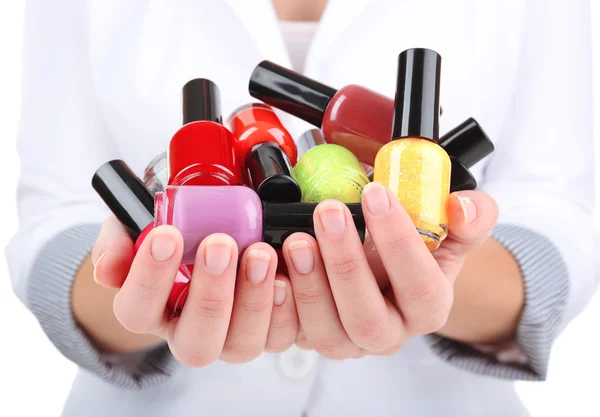 Kleurrijke nagel poetsmiddelen in handen — Stockfoto