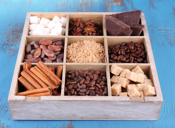 Caja de madera con set de café y granos de cacao — Foto de Stock