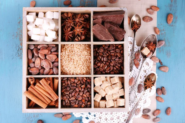 Kotak kayu dengan satu set kopi dan biji kakao — Stok Foto