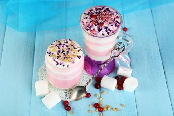 Sobremesa de leite de cranberry em frasco de vidro e vidro — Fotografia de Stock