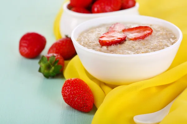 Sabrosa avena con fresa — Foto de Stock