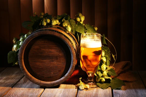 Barile di birra con bicchiere di birra — Foto Stock