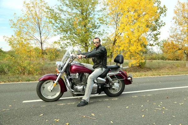 Hombre motociclista se sienta en bicicleta —  Fotos de Stock