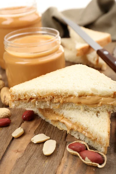 Rebanadas de pan con mantequilla de maní —  Fotos de Stock