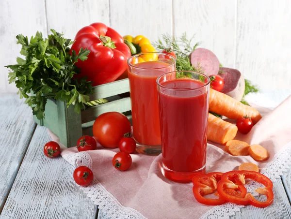 Grönsaksjuice och färska grönsaker — Stockfoto