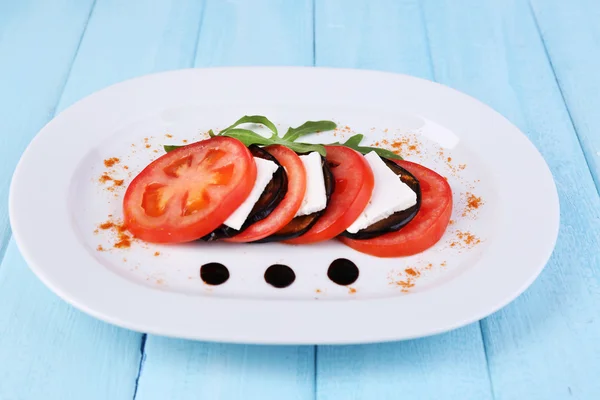 Salada de berinjela com tomate e queijo feta — Fotografia de Stock