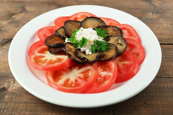 Salade d'aubergines aux tomates et fromage feta — Photo