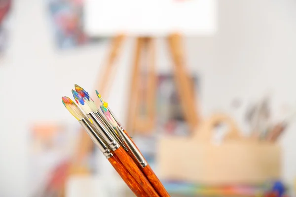 Dirty paintbrushes in art studio — Stock Photo, Image