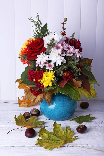 Bukiet kwiatów w wazonie niebieski — Zdjęcie stockowe