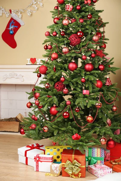 Árbol de Navidad con regalos — Foto de Stock