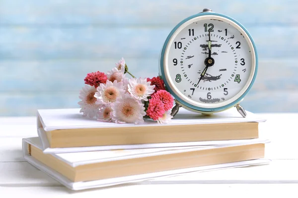 Όμορφα λουλούδια με ρολόι και βιβλίο — Φωτογραφία Αρχείου