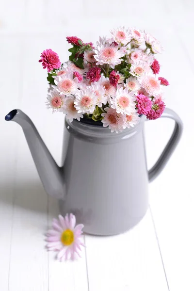 Hermosas flores en jarra —  Fotos de Stock