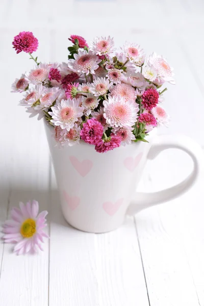 컵에 아름 다운 꽃 — 스톡 사진
