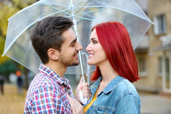 Liebespaar unter einem Regenschirm — Stockfoto