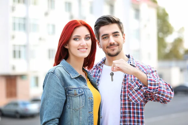 Verliefde paar in de buurt van huis — Stockfoto