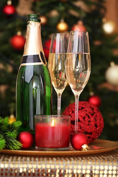 Juldekorationer och champagne — Stockfoto