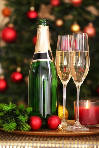 Joulukoristeet ja samppanja — kuvapankkivalokuva
