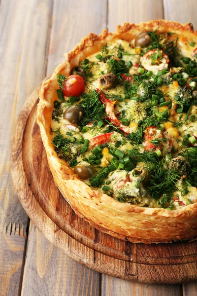 Zöldség pie, brokkoli, borsó, paradicsom, sajt — Stock Fotó