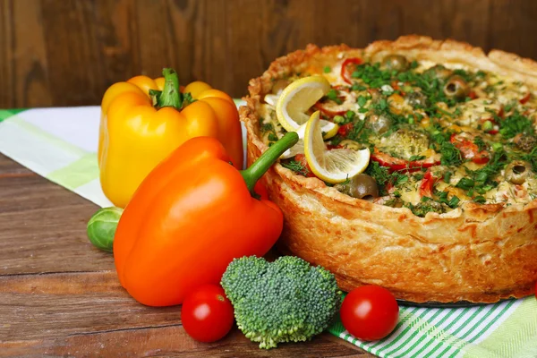 Vegetabiliska paj med broccoli, ärtor, paprika, tomater och ost — Stockfoto