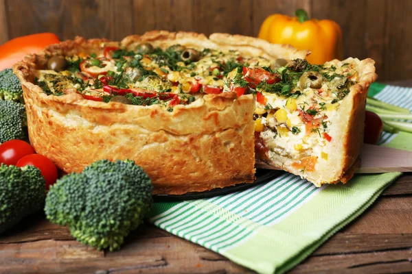 Plăcintă de legume cu broccoli, mazăre, roșii și brânză — Fotografie, imagine de stoc