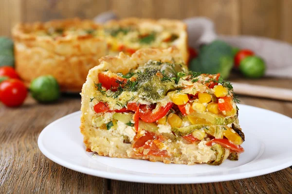 Pedaço de torta de legumes com brócolis, ervilhas, tomates e queijo — Fotografia de Stock
